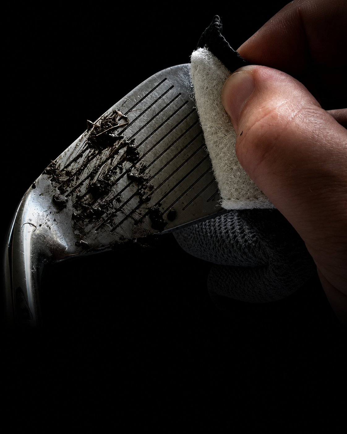 Magna-Anchor scrub pad cutting packed mud out of the grooves of a golf wedge